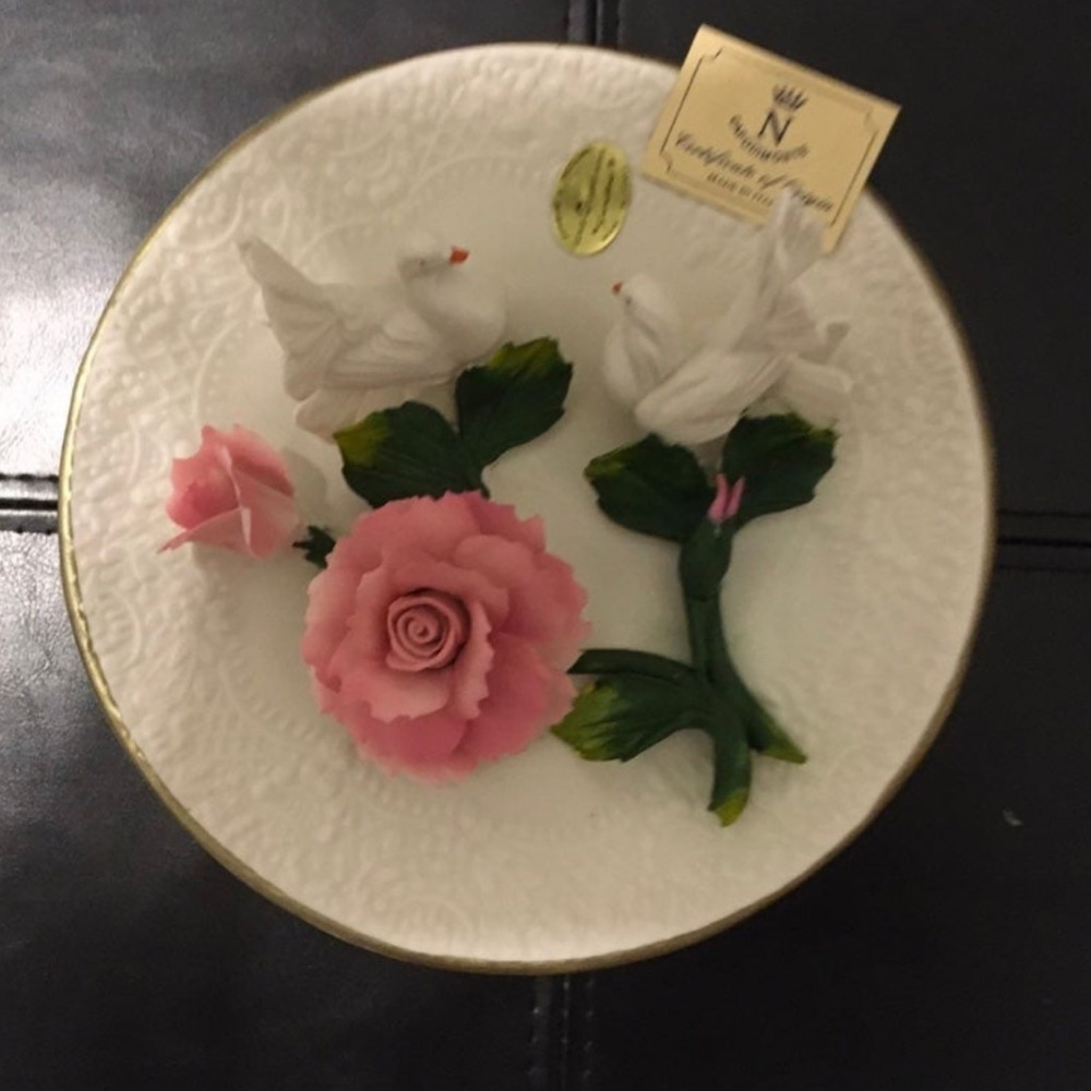 NEW PRISTINE CONDITION RARE

Vintage capodimonte flowers Hanging Plate